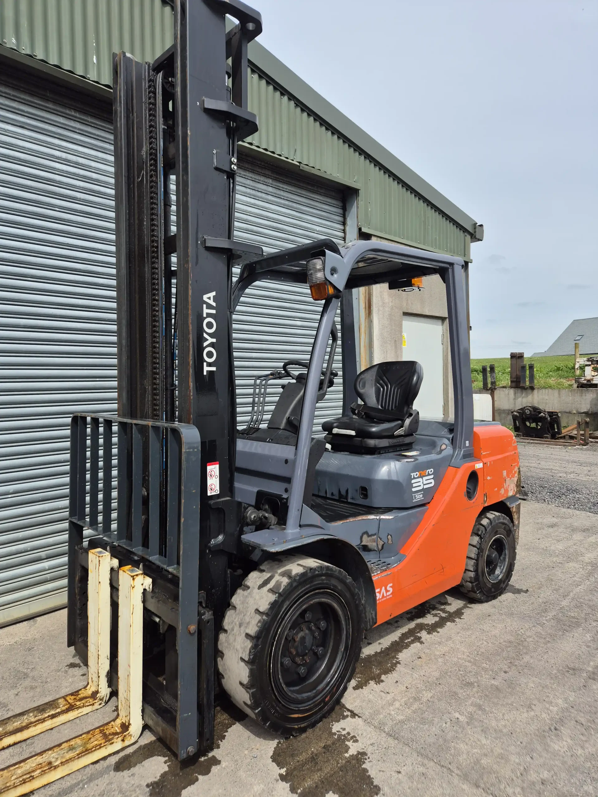 2015 Toyota 8FDJF35 diesel forklift - Side 2