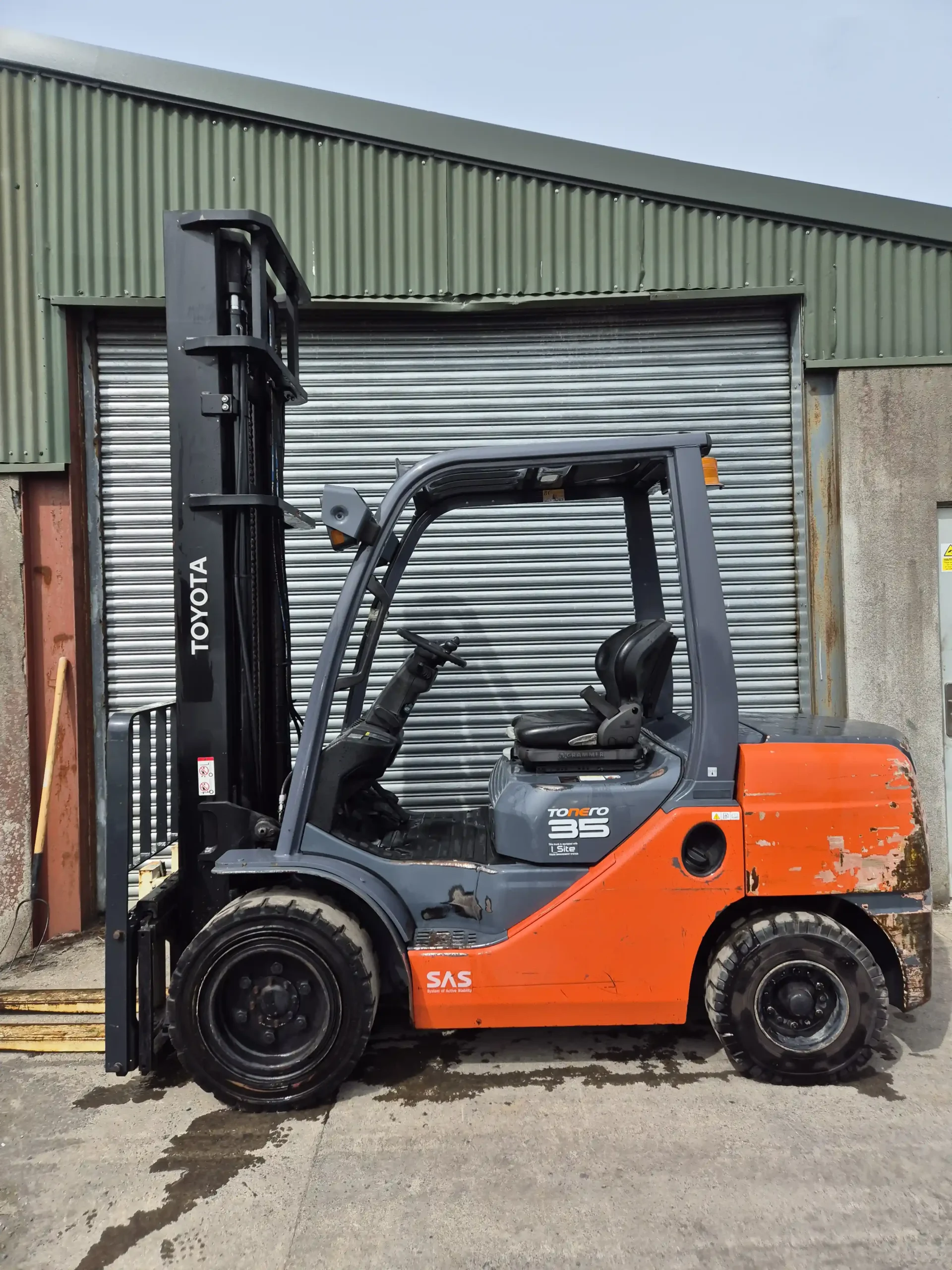 2015 Toyota 8FDJF35 diesel forklift - Side